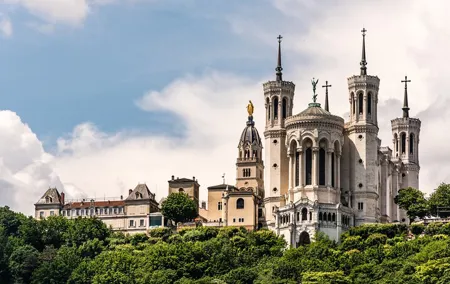 Private Transfer from Geneva to Lyon with 2h Stop in Annecy