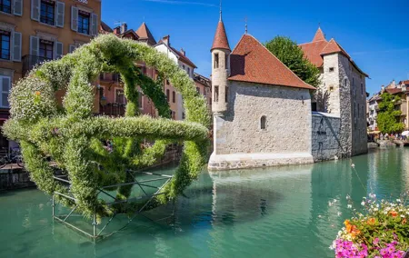 Private transfer from Geneva to Genoa with 2h stop in Annecy
