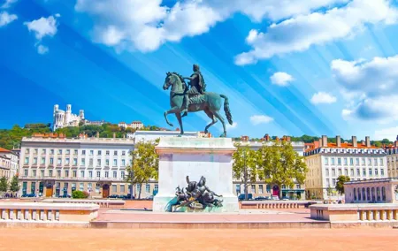 Private transfer from Geneva to Lyon, 2h of sightseeing stop