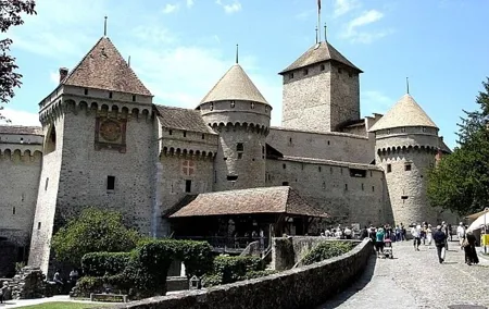 Full Day Private Tour to Geneva - Montreux and Chillon Castle