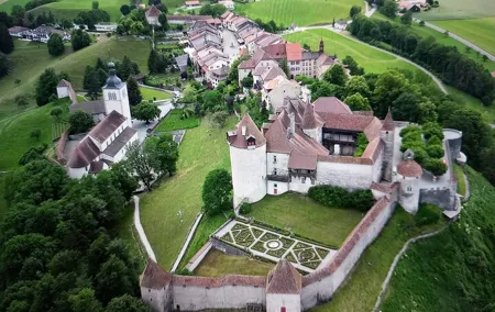 Discover the Gruyere Medieval Town with Private Tour from Geneva