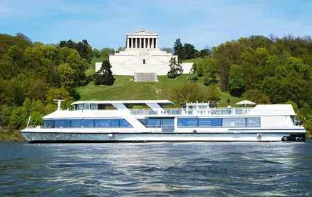 Walhalla tour by boat in Regensburg