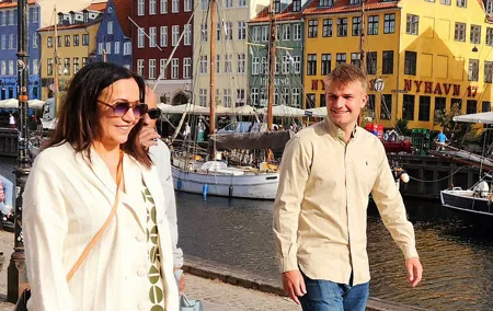 Small group walking tour with coffee, cake & culture