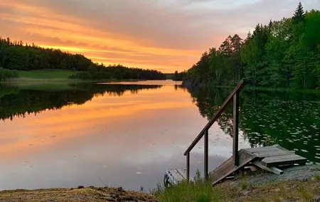 Stockholm: Sunset Hike in Tyresta National Park with Meal