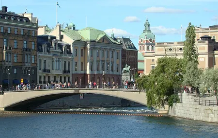 Stockholm- A Beauty On The Water: Old Town Walking Tour and Boat Trip Combined
