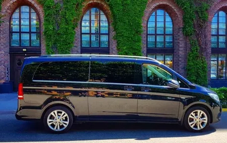 Airport Limousine Transfer: Stockholm City to Arlanda Airport 1-7 Passengers