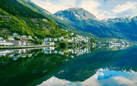 Guided tour to Hardangerfjord with Waterfalls and Ferry Crossing
