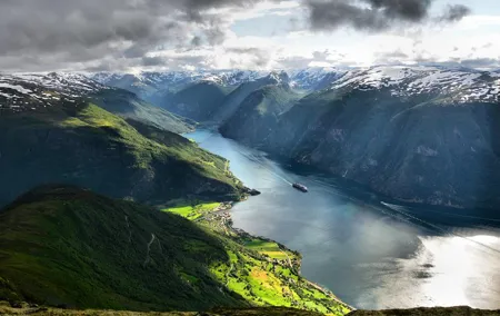 Bergen to Sognefjord Private Roudtrip with Cruise and Flasmbana