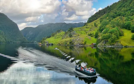 Private Fjordcruise by Luxury Pontoon Boat - Bergen Fjords