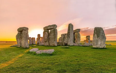 Stonehenge, Avebury,Cotswolds. Small group day tour from Bath