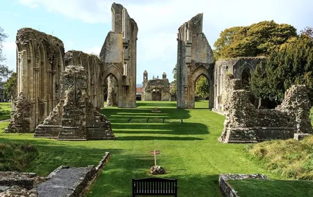 Glastonbury, Wells Cathedral & Cheddar Gorge Day Trip from Bath