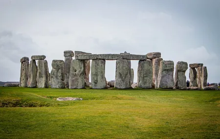 Stonehenge, Salisbury Cathedral & Old Sarum Day trip from Bath