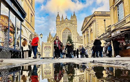 Small Group smartphone Bath Walking Tour around Bath