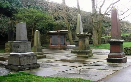 Small-Group St. James Cemetery Tour in Liverpool