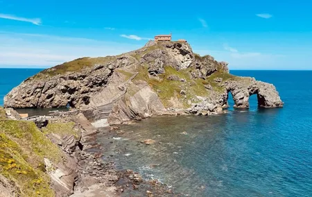 Bilbao: Gaztelugatxe, Bermeo, Mundaka and Gernika with Txakoli