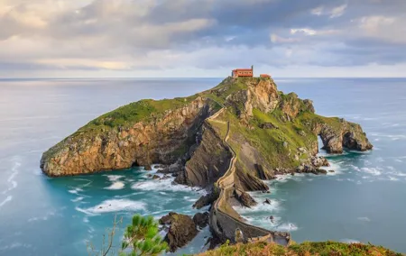 Private guided Ancient Charms Tour to Modern Wonders in Bilbao