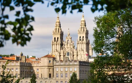 Hello Bilbao: Private 2-Hours Intro City Walk with Local Guide