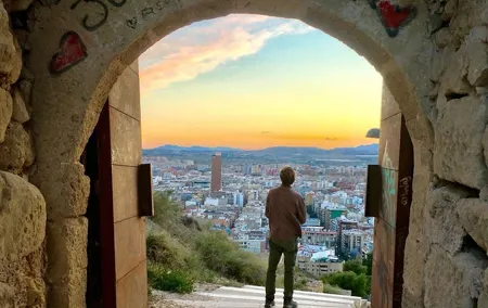 Alicante Historic Small Group Tour with Tapas Tasting