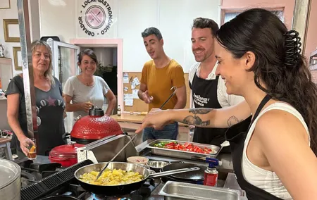Evening Spanish Tapas Cooking Class with Drinks in Alicante