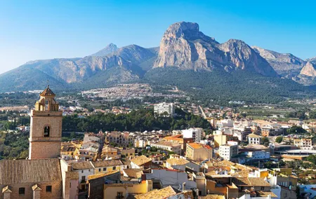Alicante: Private Tour to Guadalest, Polop & Canelobre Caves