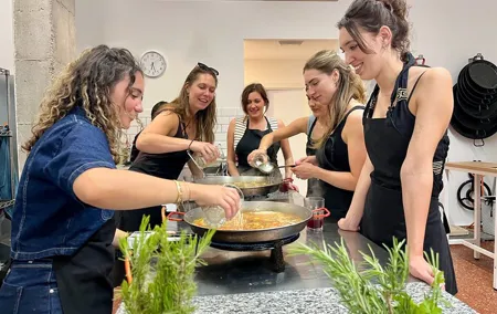 Valencian paella cooking class, tapas and visit to Ruzafa market.