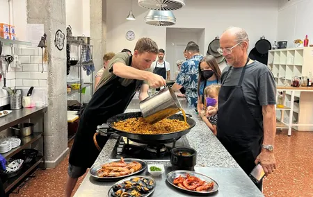 Seafood paella cooking class, tapas and visit to Ruzafa market.