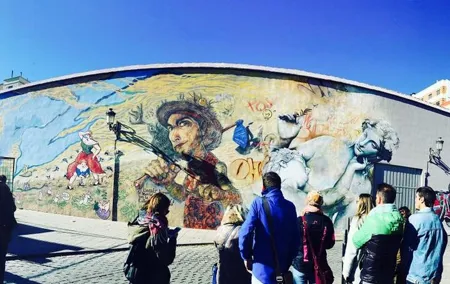 Private street art tour in Valencia