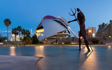 Walking tour of the city of arts and sciences