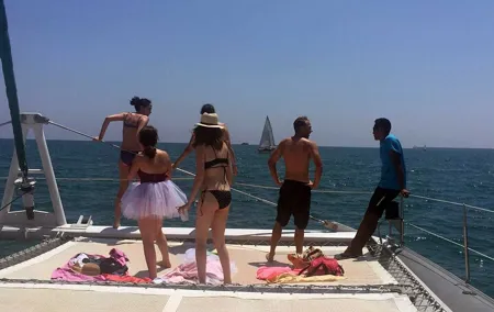 Day Cruise Party with Lunch & Seaside Cocktail in Valencia
