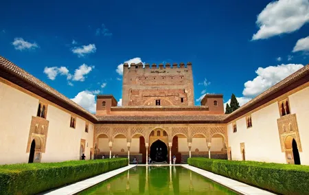 Alhambra & Generalife Skip the line Small Group including Nasrid Palaces