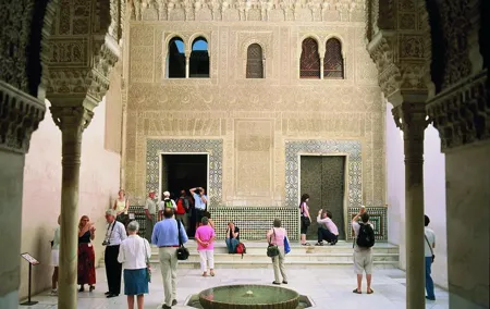 Alhambra Complete: Ticket Skip-the-Line Nasrid Palace and Generalife with Guide