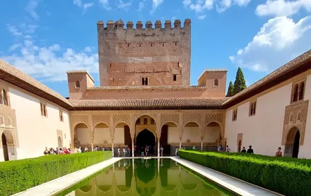 Alhambra and Nasrid Palaces Guided Tour with Tickets