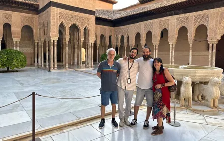 Alhambra with Nazaries Palaces with Private Guide in History Art