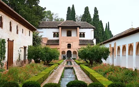 Visit Alhambra and Generalife with Audio Guide