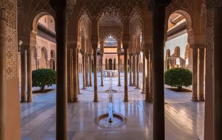 Alhambra Tour and Nazaries Palaces with Hammam Massage Experience