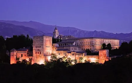 Private Tour: Alhambra at Night Including the Nasrid Palaces and Palace of Charles V