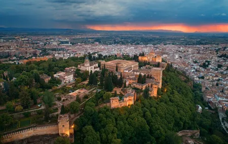 Private Guided Tour to Alhambra with Tickets to City Monuments