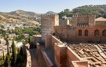 Alhambra Guided Tour with Nasrid Palaces, Generalife & Alcazaba