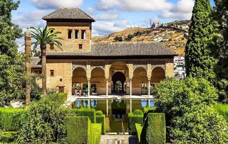 Granada: Alhambra Comlex + Nasrid Palaces + Alcazaba Guided Tour