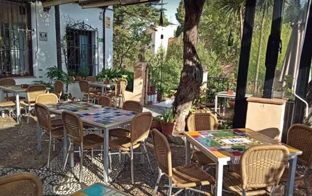 Alhambra and Nasrid Private Walking Tour with Food Tasting