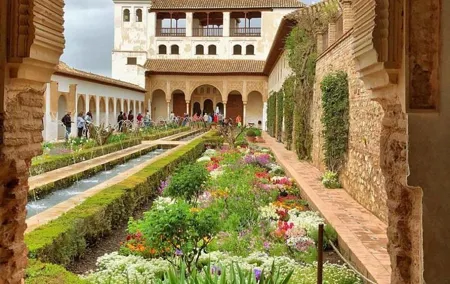 Granada: Alhambra Guided Tour with Nasrid, Generalife & Alcazaba
