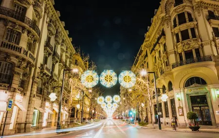 Christmas Magic: Private Walking Tour Granada Historic Highlights