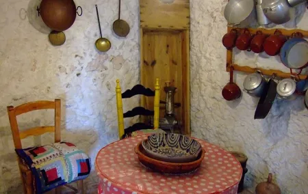 Touristic highlights of Sacromonte Caves on a Private full day tour with a local