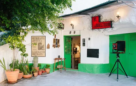Historical portrait session: wet plate photography in Sacromonte