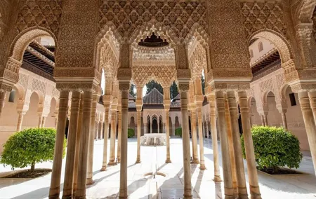 Alhambra Guided Tour & Albaicin Tour from Seville