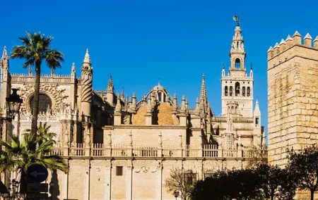 Small Group Tour to Cathedral and Giralda Direct Entrance