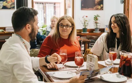Jewish Quarter Walking Tour in Seville with Tapas, Drinks & Guide