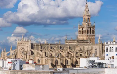 Private Walking Tour Alcazar and Cathedral in Sevilla