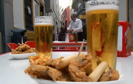 Sevillian tapas tasting on a bicycle (3 bars-3 tapas-3 drinks)