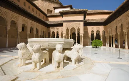 Granada Tour with Alhambra and Generalife Gardens from Seville
